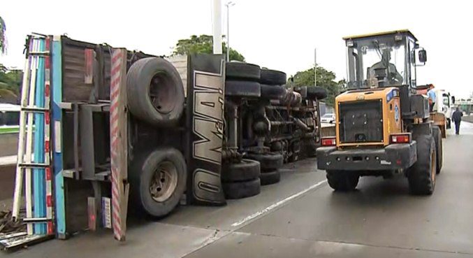 MOTORISTA DE CAMINHÃO MORRE EM ACIDENTE NO RJ