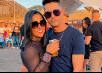 CABELEIREIRA QUE FEZ SEXO POR GARRAFA DE WHISKY EM SHOW DE HENRIQUE E JULIANO, DIZ QUE NÃO SE LEMBRA DE NADA E ACHA QUE FOI ESTUPRADA