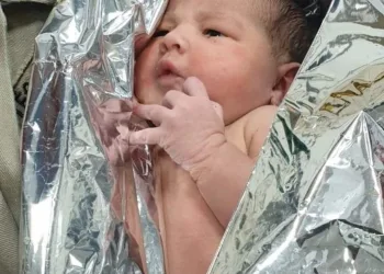 Bebê abandonada num saco plástico na chuva está sob a guarda do Conselho Tutelar no RJ