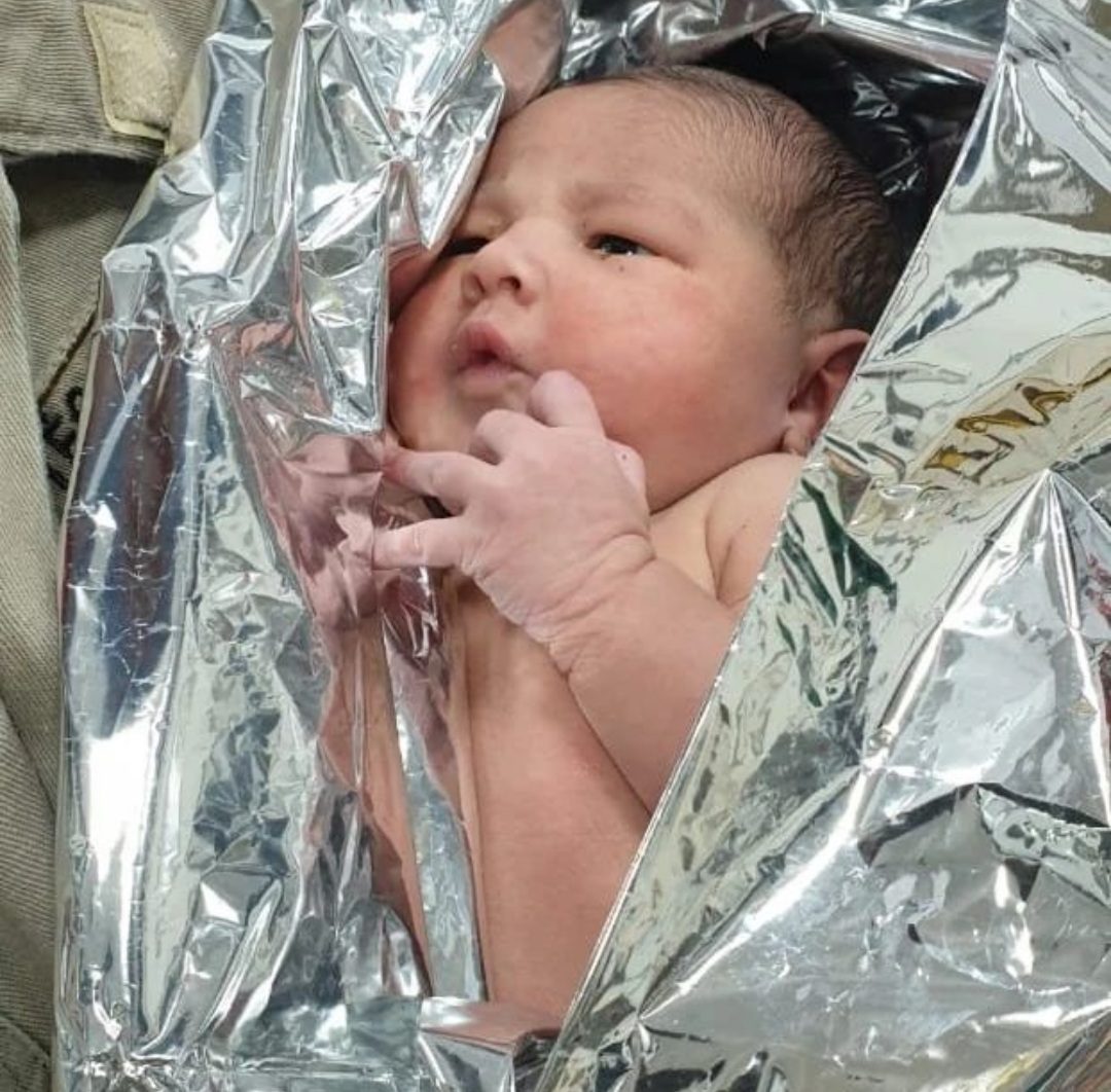 Bebê abandonada num saco plástico na chuva está sob a guarda do Conselho Tutelar no RJ