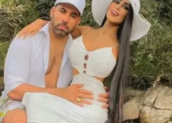 Cantora gospel sai da prisão, agradece mensagens de apoio e diz ter realizado cultos na cela enquanto estava presa