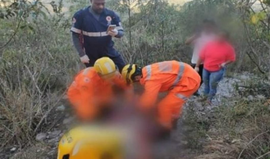 Menino de 13 anos sofre parada respiratória e morre em excursão