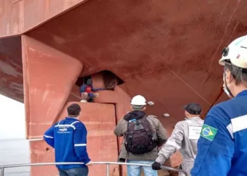 Que loucura!! Camaronês é encontrado em leme de um navio na Baía de Guanabara; Ele percorreu todo continente africano escondido no local