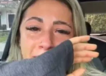 Influencer faz tatuagem escondido da mãe e se arrepende ao ver resultado: ‘Não foi o que pedi’