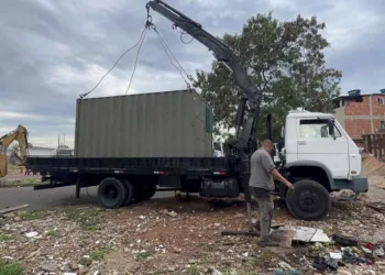 Seop realiza demolição de construções irregulares que ocupavam área pública na zona oeste
