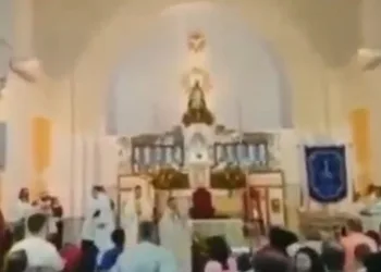 ( video) Padre é agredido durante missa no RJ