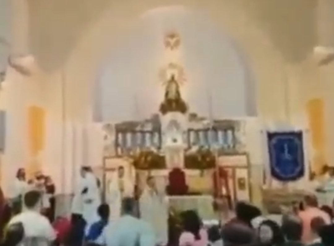 ( video) Padre é agredido durante missa no RJ
