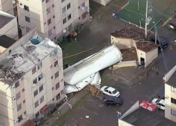 ASSUSTADOR !! VEJA O MOMENTO QUE UMA CAIXA DAGUA DESABA EM CONDOMÍNIO NA ZONA OESTE