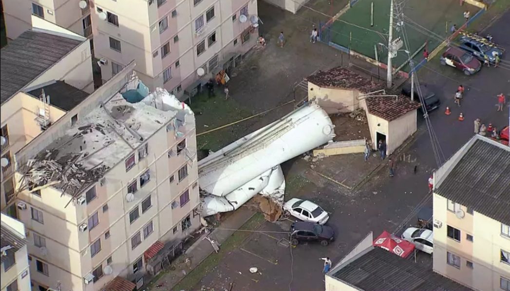 ASSUSTADOR !! VEJA O MOMENTO QUE UMA CAIXA DAGUA DESABA EM CONDOMÍNIO NA ZONA OESTE
