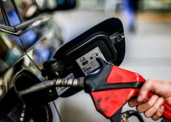 Gasolina fica 5,18% mais cara a partir de hoje nas refinarias