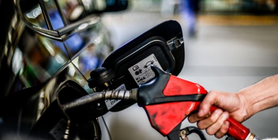 Gasolina fica 5,18% mais cara a partir de hoje nas refinarias