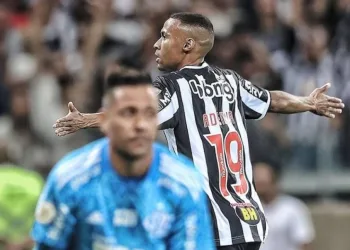 Atlético-MG vence o Flamengo, entra no G4 e alivia pressão sobre Turco