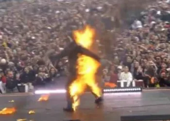 ( Video) Cantor coloca fogo em racista num show em São Paulo