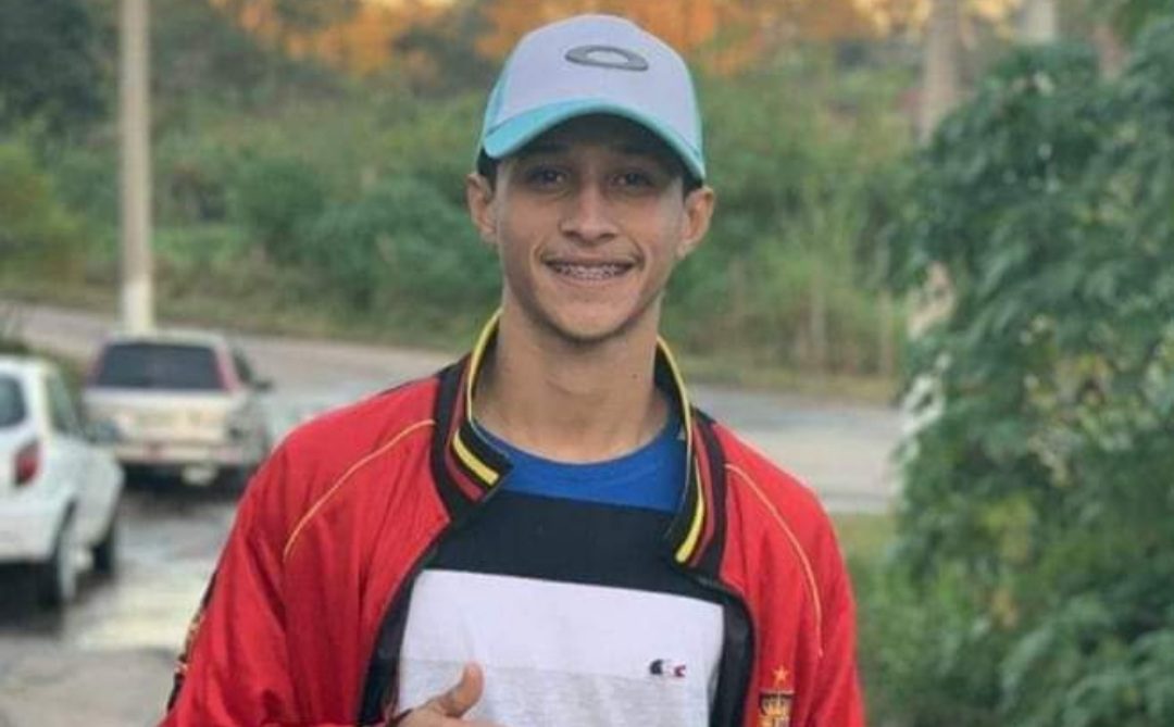 FILHO DE BRASILEIROS QUE MORAM NOS ESTADOS UNIDOS É ASSASSINADO NO BRASIL POR CAUSA DE UM BONÉ