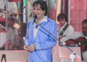 Roberto Carlos é diagnosticado com covid-19 e adia show no Rio