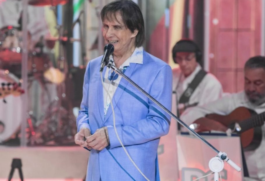 Roberto Carlos é diagnosticado com covid-19 e adia show no Rio
