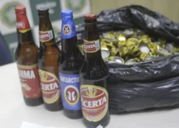Pede uma e beba outra!! Polícia fecha galpão utilizado para falsificação de cerveja no RJ