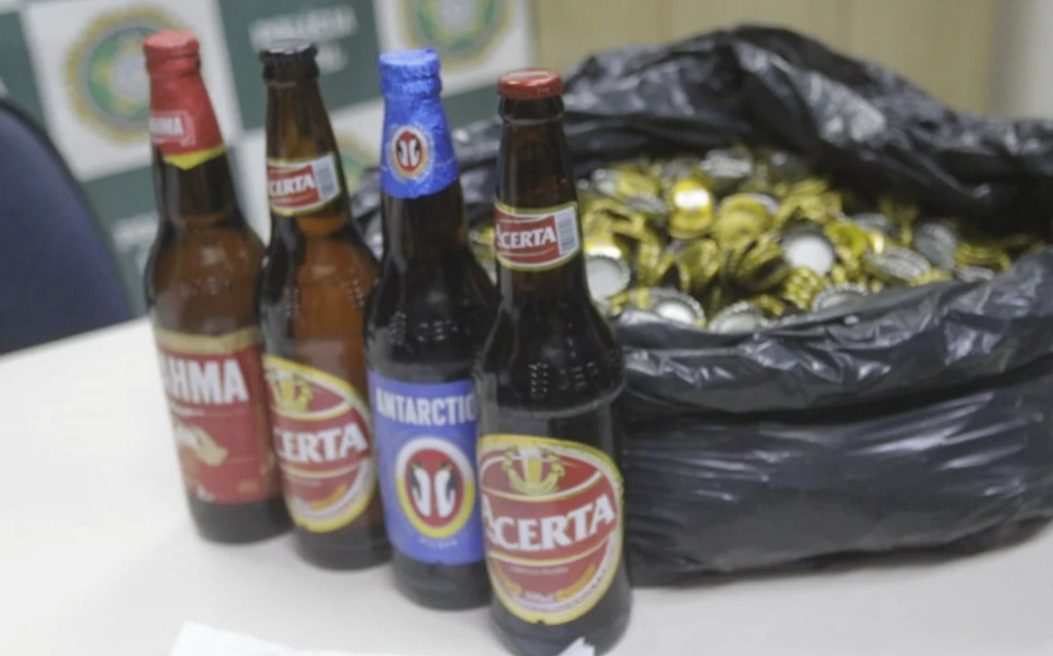 Pede uma e beba outra!! Polícia fecha galpão utilizado para falsificação de cerveja no RJ