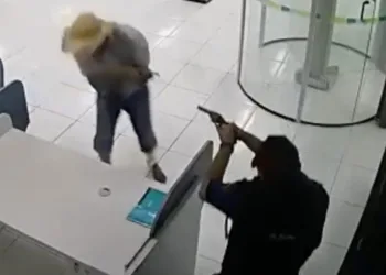CPF Cancelado: vigilante surpreende assaltante e evita assalto em banco; veja vídeo