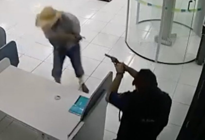 CPF Cancelado: vigilante surpreende assaltante e evita assalto em banco; veja vídeo