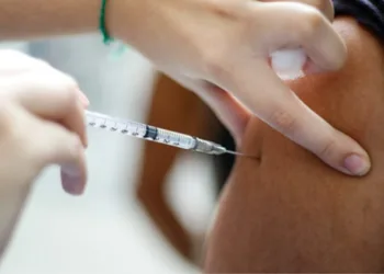 Covid-19: dose de reforço da vacina já foi aplicada em 70% da população carioca com 18 anos ou mais