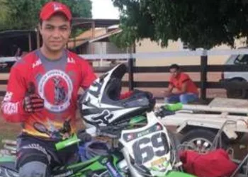 Video:Piloto de motocross morre após queda durante prova