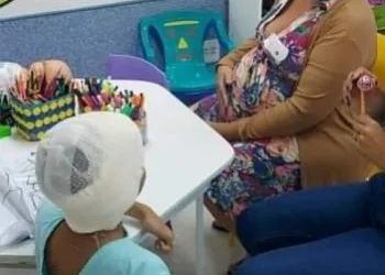 MULHER GRÁVIDA SALVA FILHA DE 9 ANOS DE ATAQUE DE PITBULL NO RJ