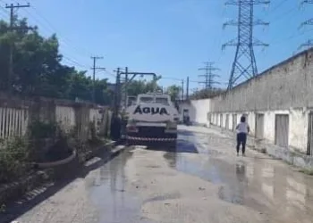 TRÁFICO ARROMBA ESTAÇÃO DESATIVADA DA CEDAE E PASSA A COBRAR PARA ABASTECER CAMINHÕES-PIPA