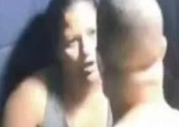 ( VIDEO) POLICIAL MILITAR AGRIDE EMPREGADA QUE SE ATRASOU PARA O TRABALHO NO RIO