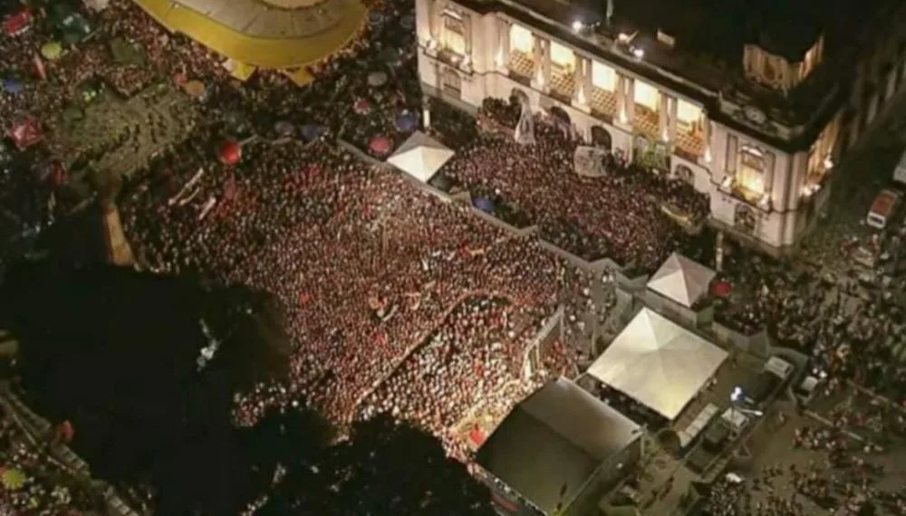 “BOMBA DE FEZES ” É ARREMESSADA CONTRA APOIADORES DE LULA EM EVENTO NO RIO