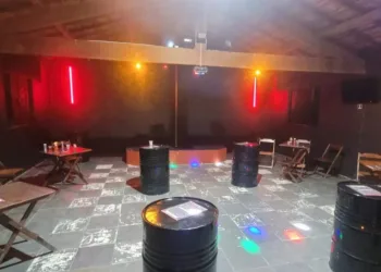 PM prende homens por exploração sexual e fecha ‘inferninho’ no RJ