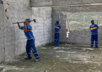 Prefeitura do Rio faz ação para demolir prédio na Zona Oeste