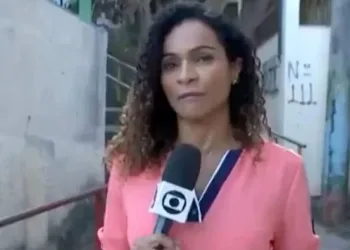 ( Video)Jornalista da Globo é ameacada ao vivo por bandido armado em comunidade