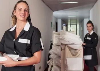 CAMAREIRA, RECEPCIONISTA, ATENDENTE – HOTEL ESTÁ PRECISANDO – 