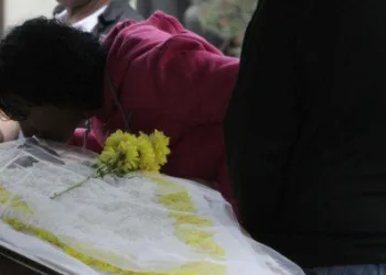 Revolta marca enterro de mulher morta após procedimento estético: ‘Enganou e matou minha mãe’