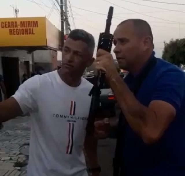 Wendel Fagner Cortez e o Sargento Gonçalves posaram com arma supostamente usada no ato