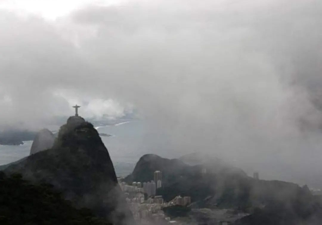 FRENTE FRIA SE APROXIMA DO RIO E PREVISÃO INDICA VIRADA NO TEMPO, VENTOS FORTES E QUEDA DE TEMPERATURA