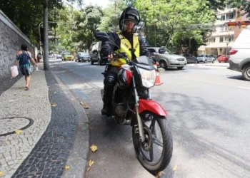 Prefeito Eduardo Paes assina decreto que regulamenta a profissão de mototaxista