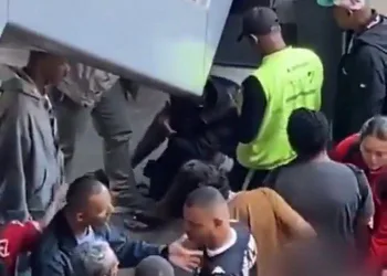 Vídeo: homem é agredido após ejacular em passageira dentro de trem