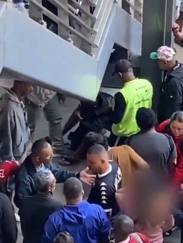 Vídeo: homem é agredido após ejacular em passageira dentro de trem