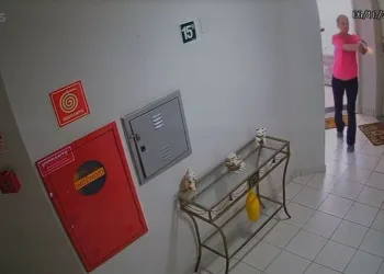 Video; Mulher atira nas costas do namorado após discussão