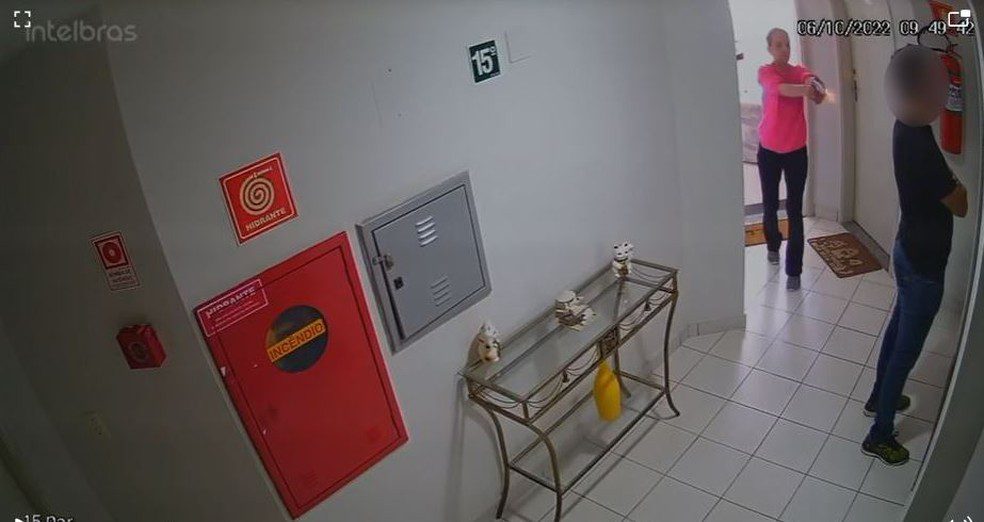 Video; Mulher atira nas costas do namorado após discussão