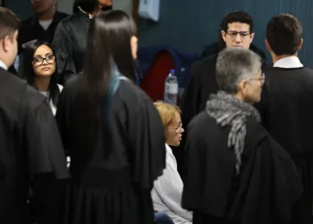 Segundo dia de julgamento de Flordelis tem atraso e réu é buscado em presídio