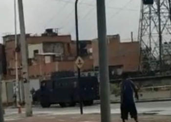 DUAS PESSOAS SÃO BALEADAS E UMA É MORTA DURANTE OPERAÇÃO POLICIAL NO RJ