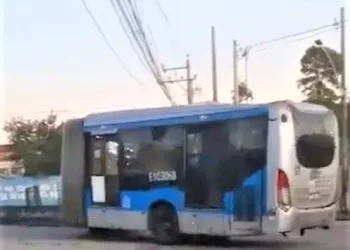 É Fake!!! Imagem de ônibus articulado que se dividiu ao meio no BRT do Rio de Janeiro, diz Mobi-Rio
