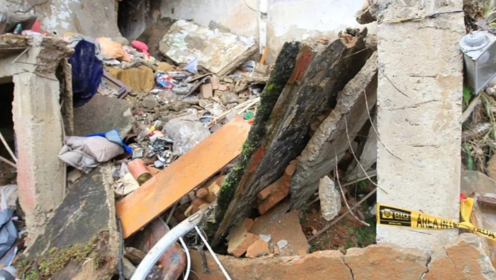 Mulher morre em desabamento de casa no RJ