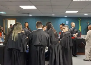 Defesa de Flordelis tenta impedir que ela seja fotografada durante julgamento, vídeo!