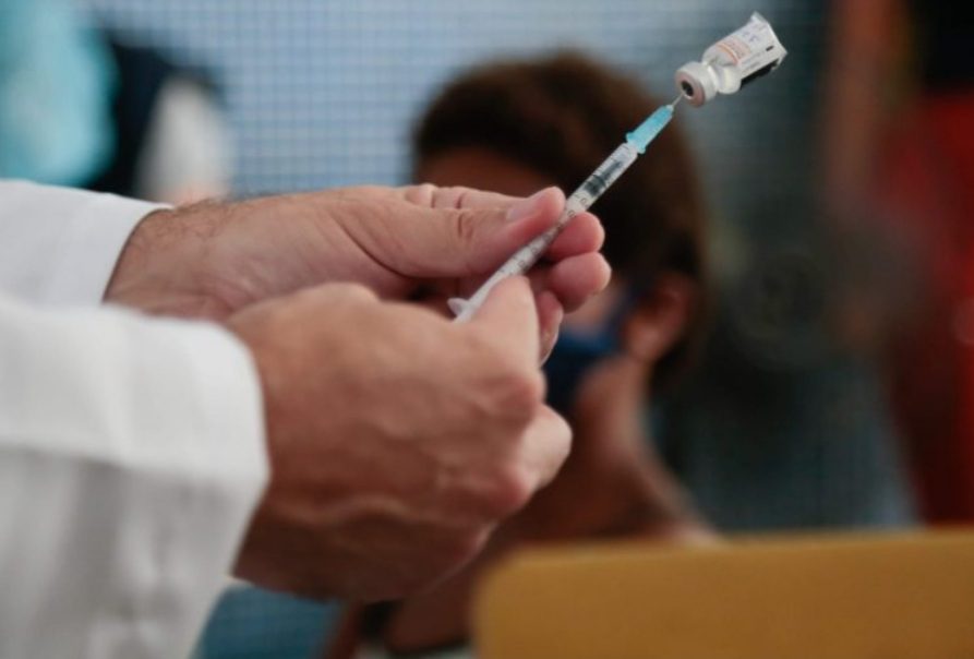Covid-19: Saúde suspende aplicação de segunda dose da vacina para crianças de 3 e 4 anos 