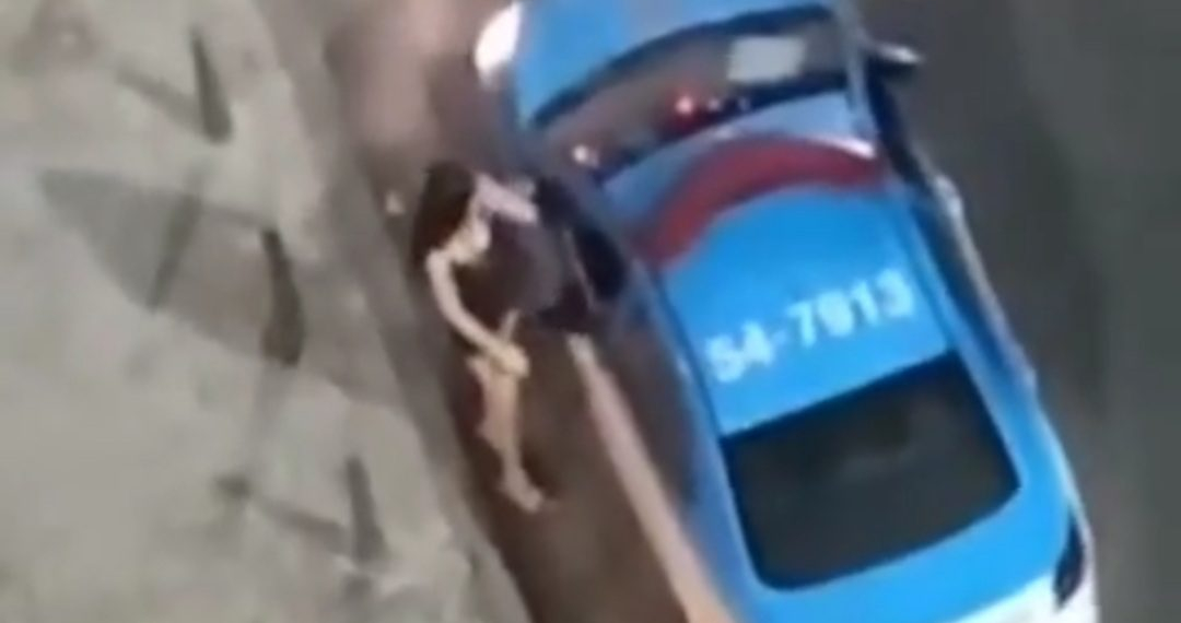 ( VIDEO) POLICIA MILITAR APURA CONDUTA DE AGENTE  FLAGRADO ALISANDO TRAVESTI