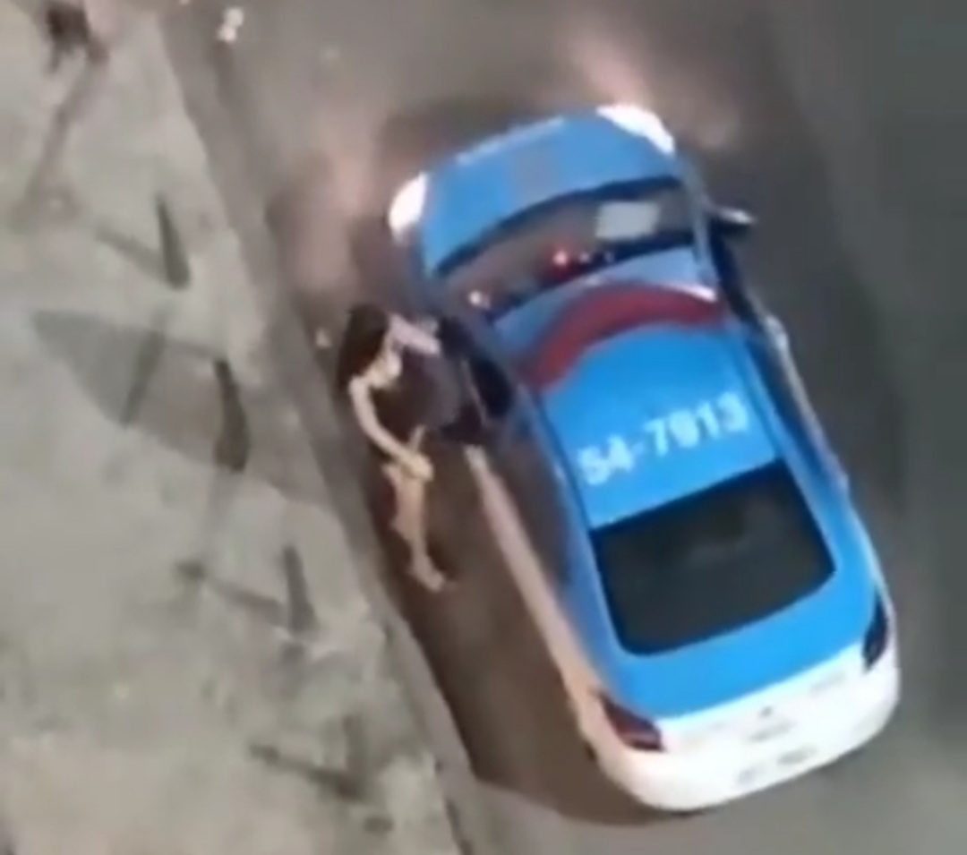 ( VIDEO) POLICIA MILITAR APURA CONDUTA DE AGENTE  FLAGRADO ALISANDO TRAVESTI